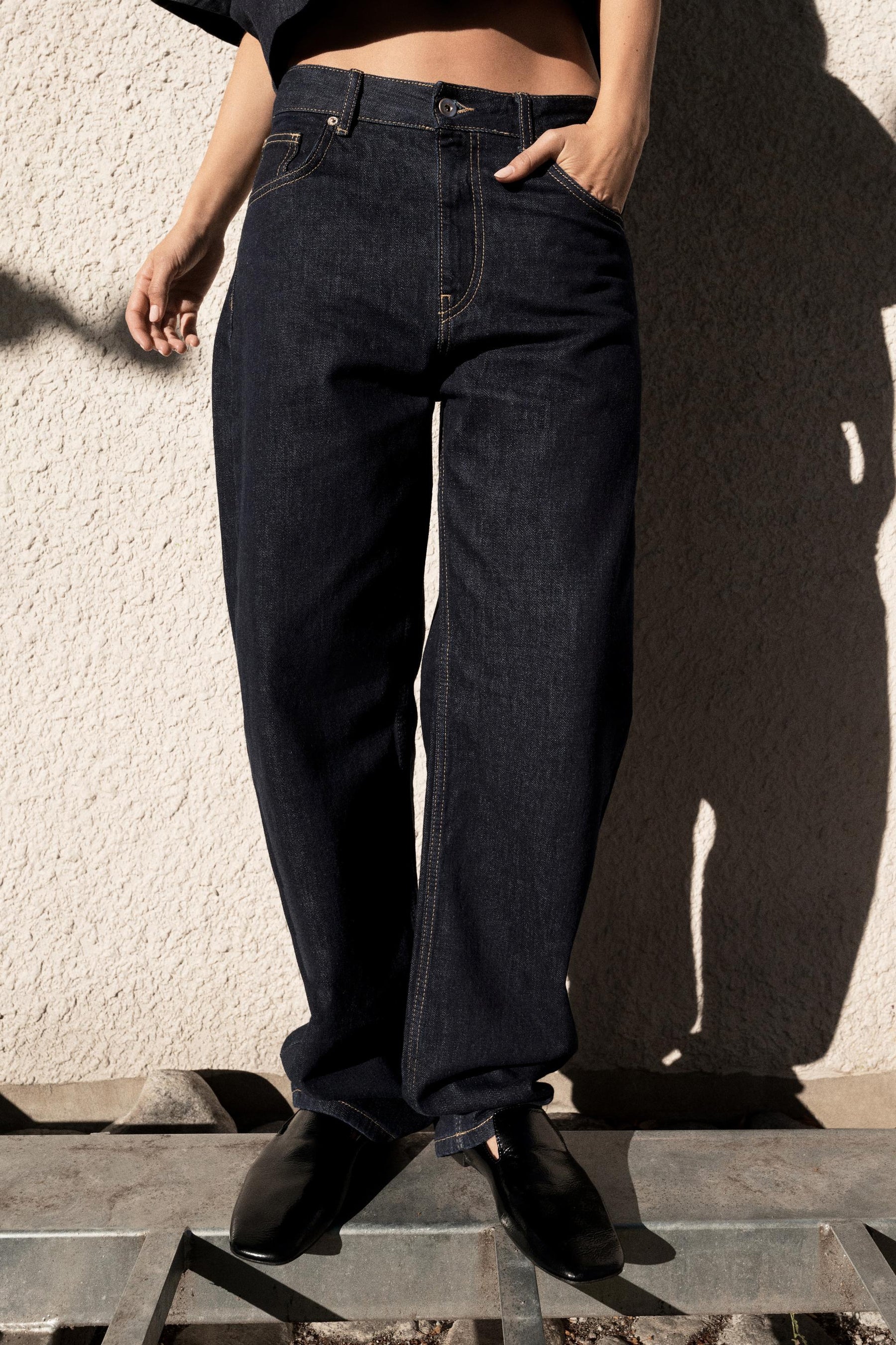 HIGH-WAIST BARREL JEANS