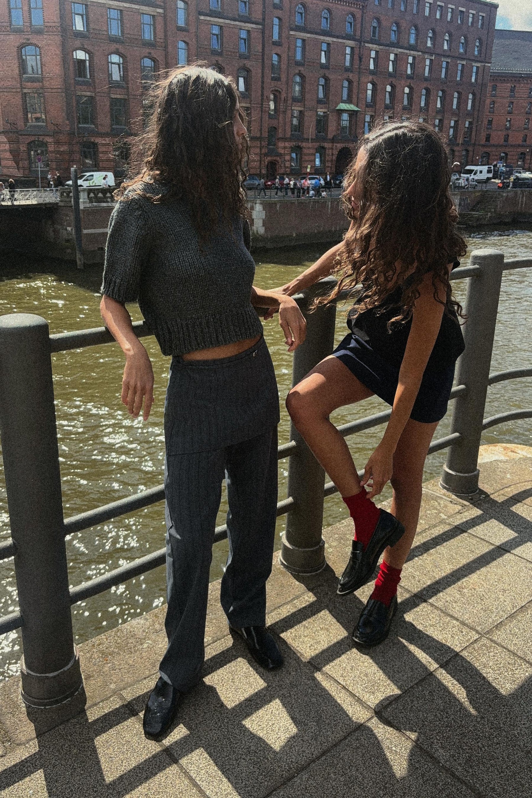 CROPPED V-NECK JUMPER