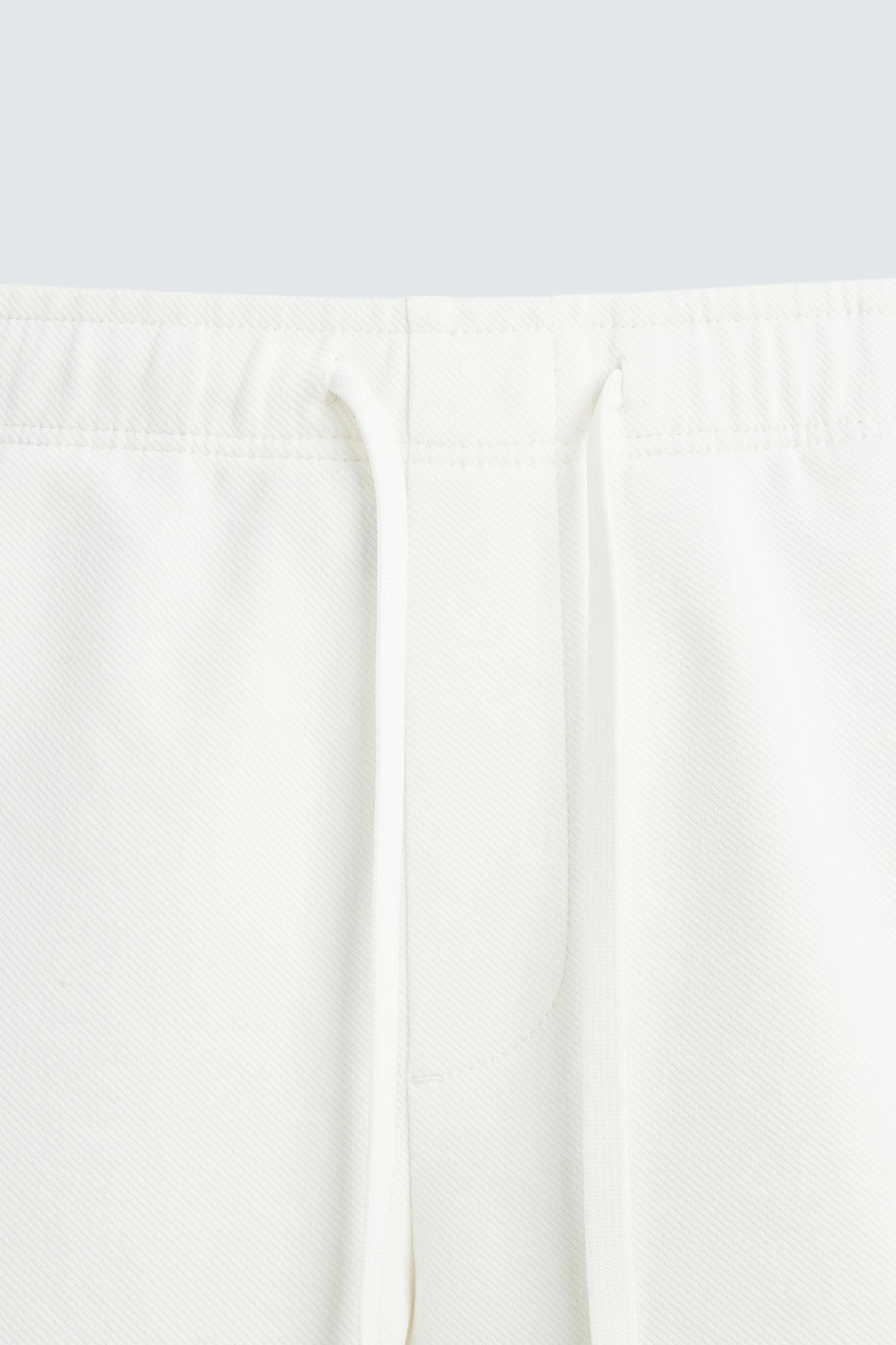 TEXTURED COMFORT BERMUDA SHORTS - Image 9