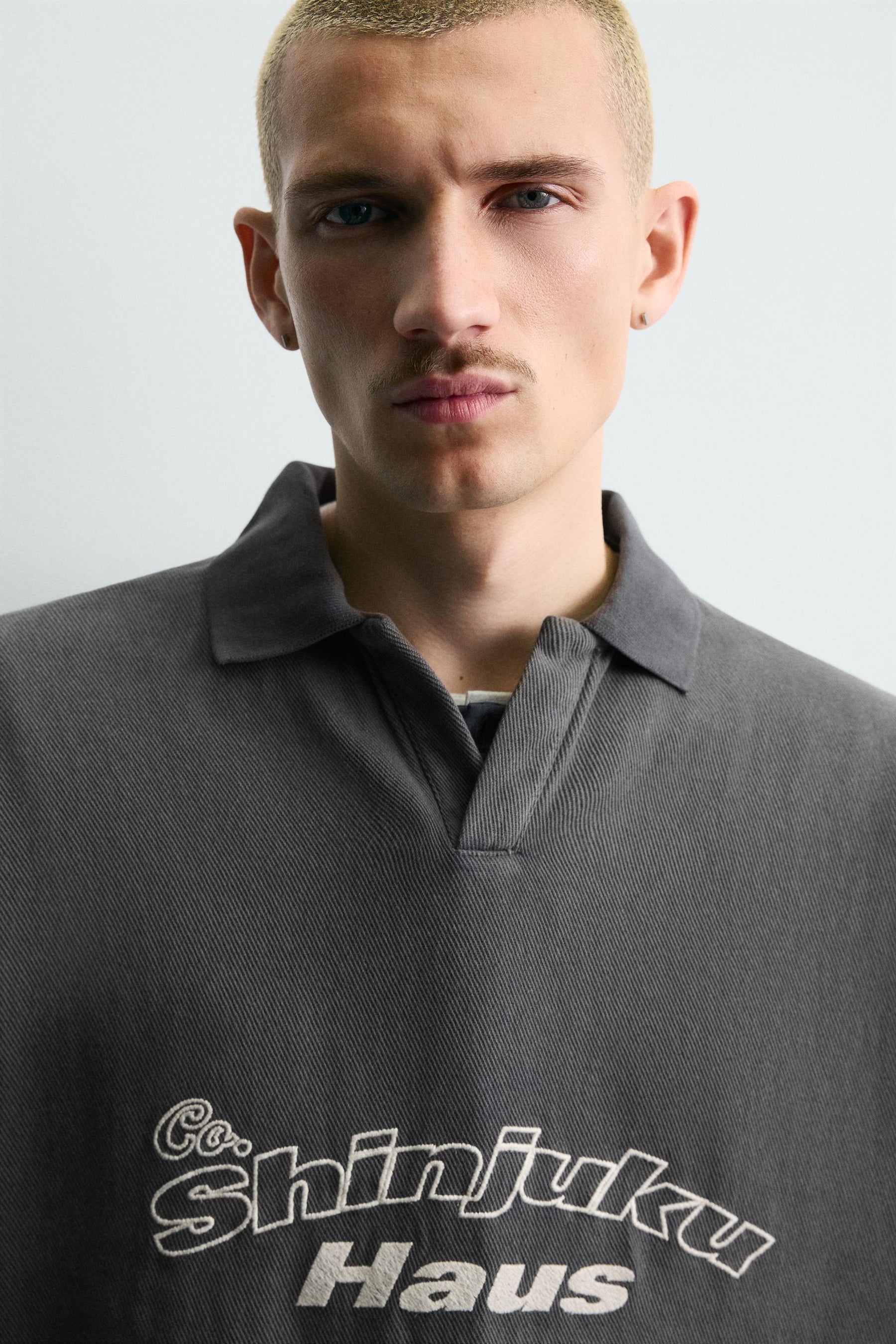 EMBROIDERED SLOGAN POLO SHIRT - Image 5