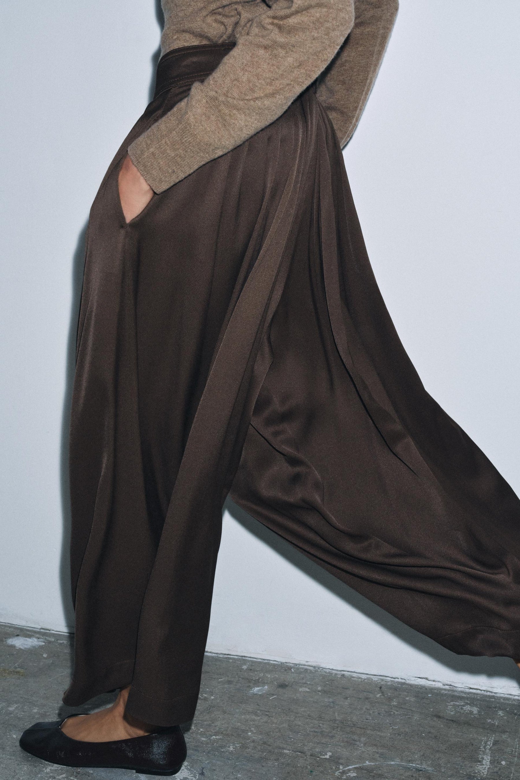 PLEATED WIDE-LEG TROUSERS