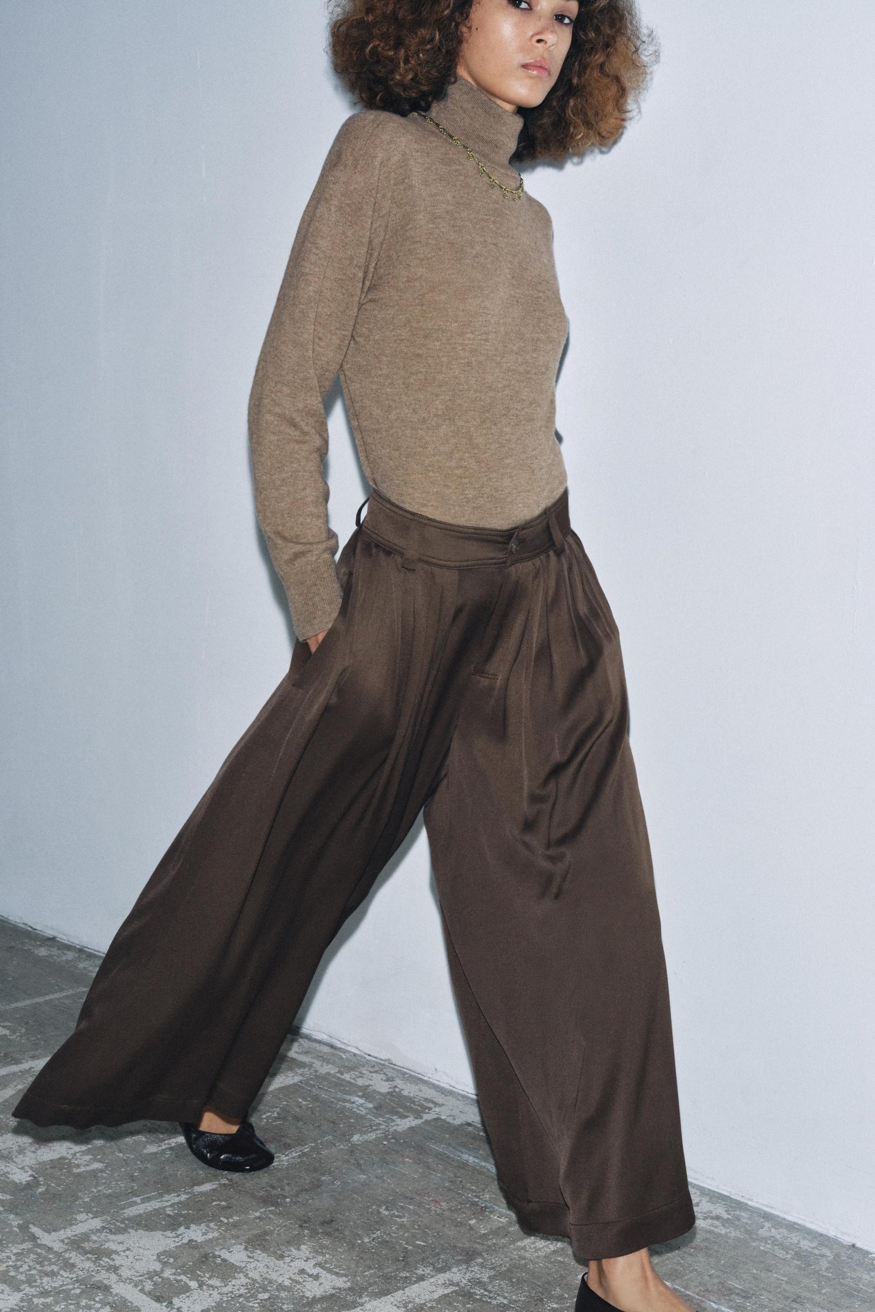 PLEATED WIDE-LEG TROUSERS