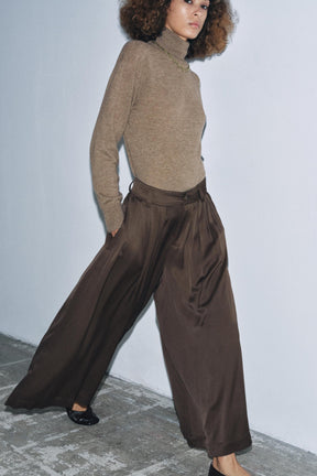 PLEATED WIDE-LEG TROUSERS