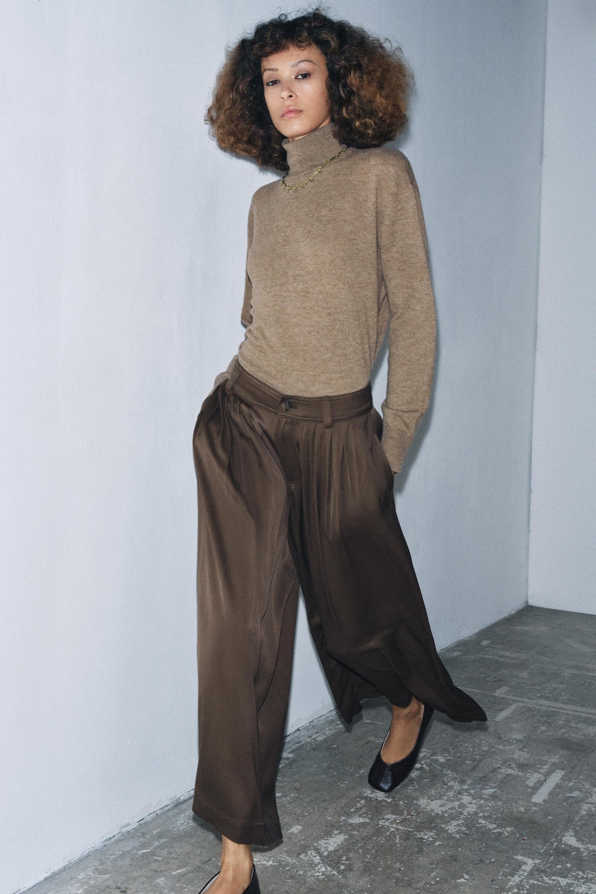PLEATED WIDE-LEG TROUSERS