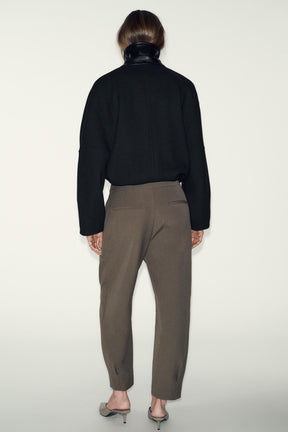 PLEATED CARROT TROUSERS