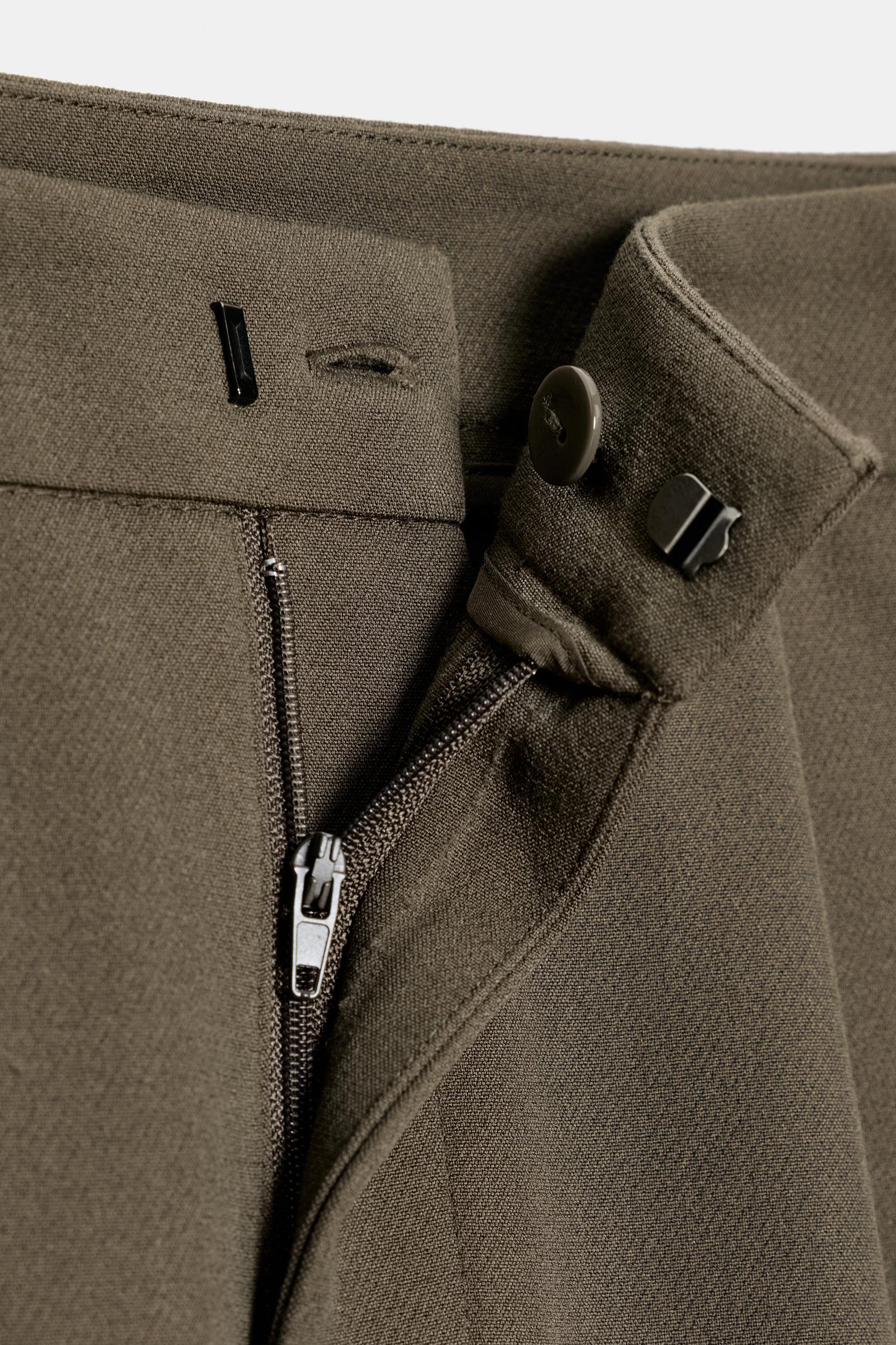 PLEATED CARROT TROUSERS