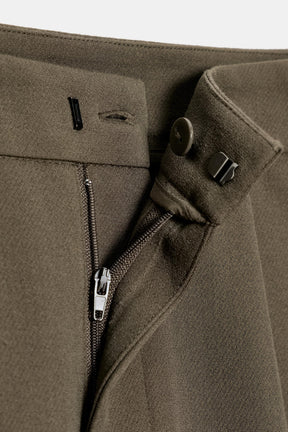 PLEATED CARROT TROUSERS