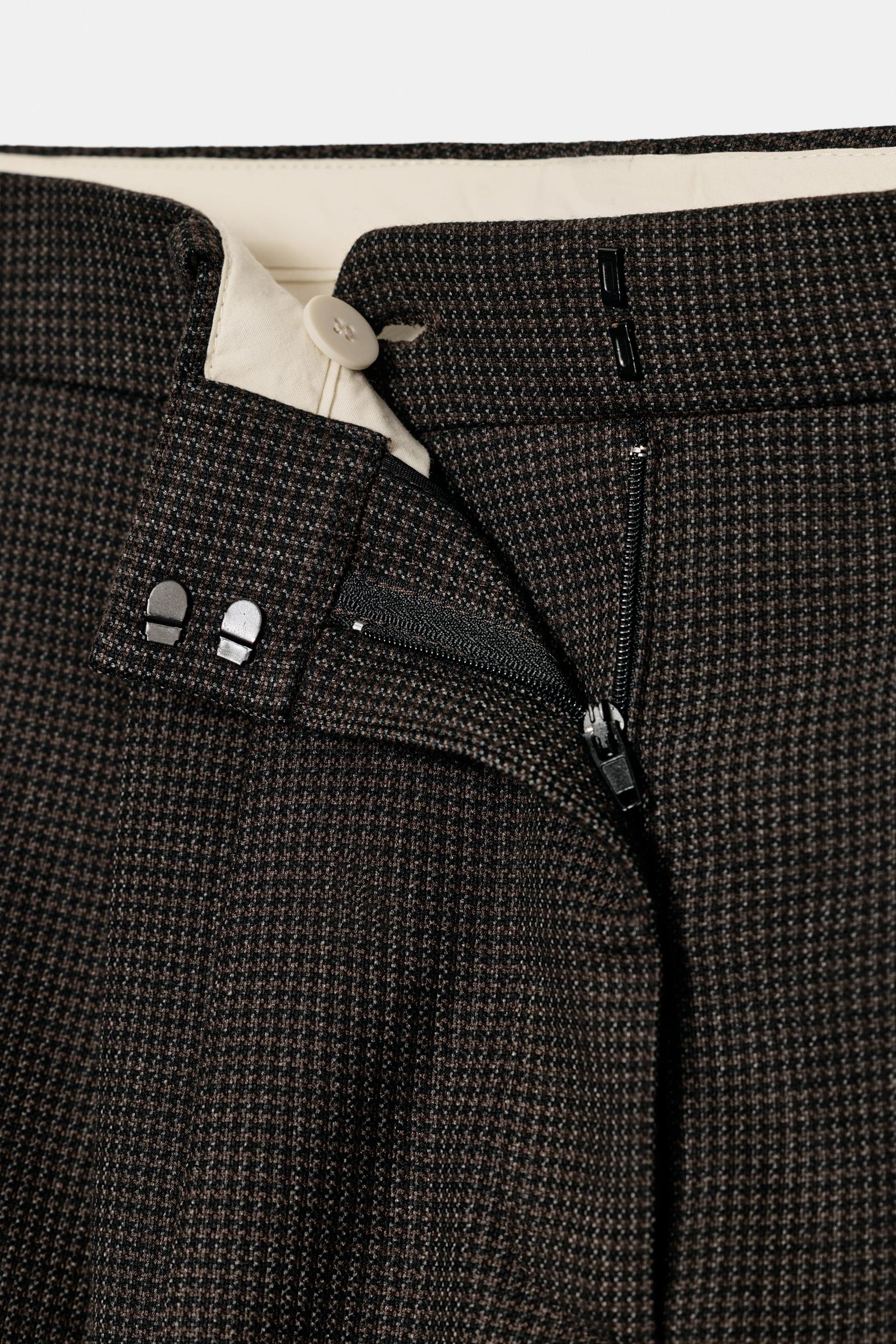 Wide-leg pleated trousers