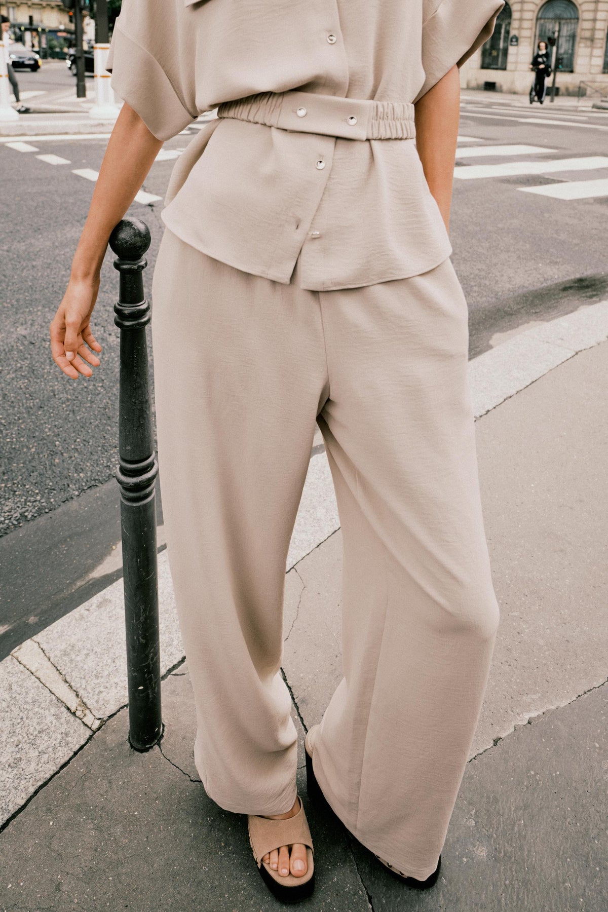 WIDE-LEG FLOWING TROUSERS