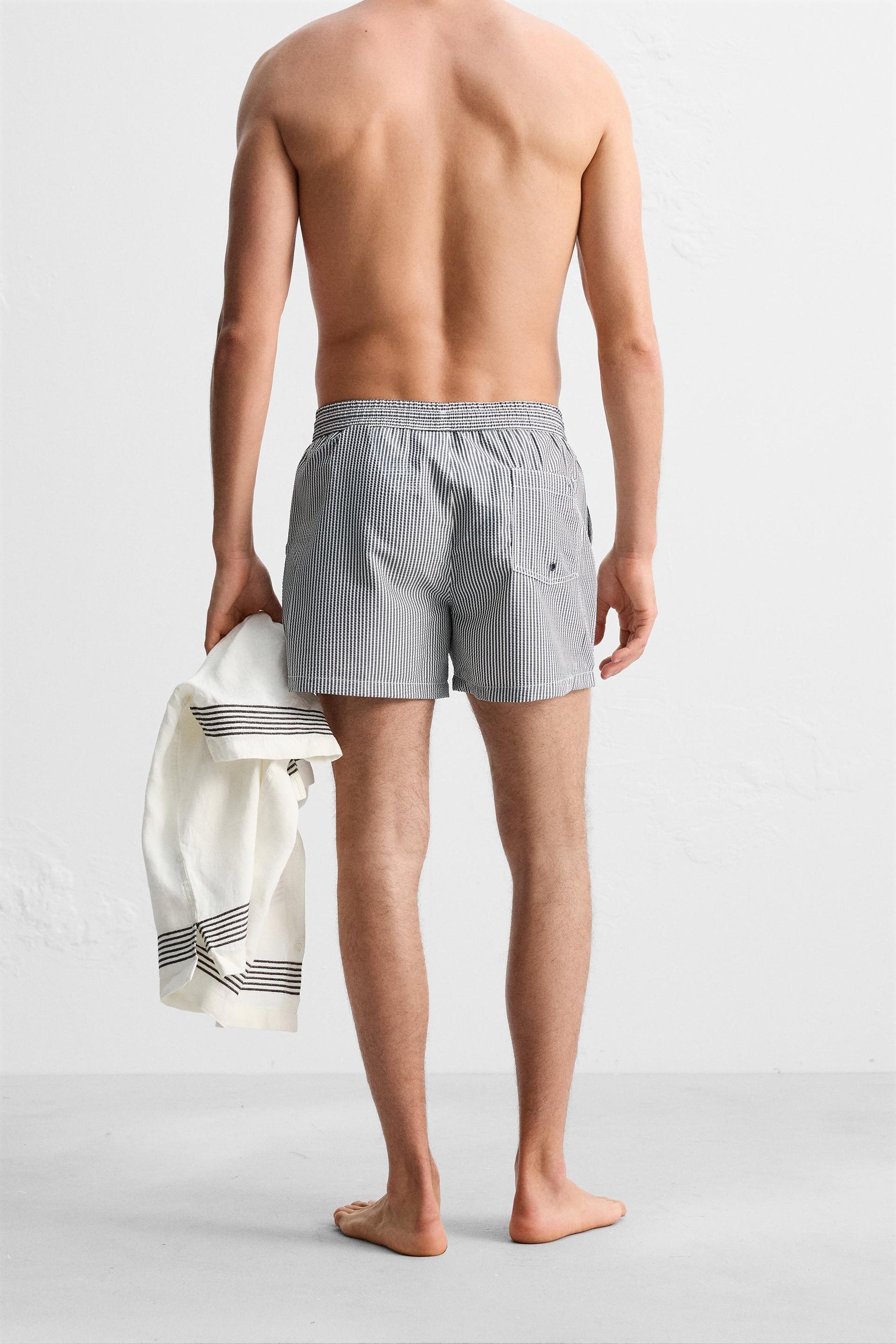 SEERSUCKER MID-LENGTH SWIMMING TRUNKS - Image 4