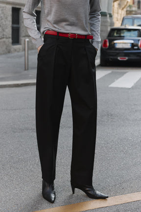 Straight-leg trousers with belt.