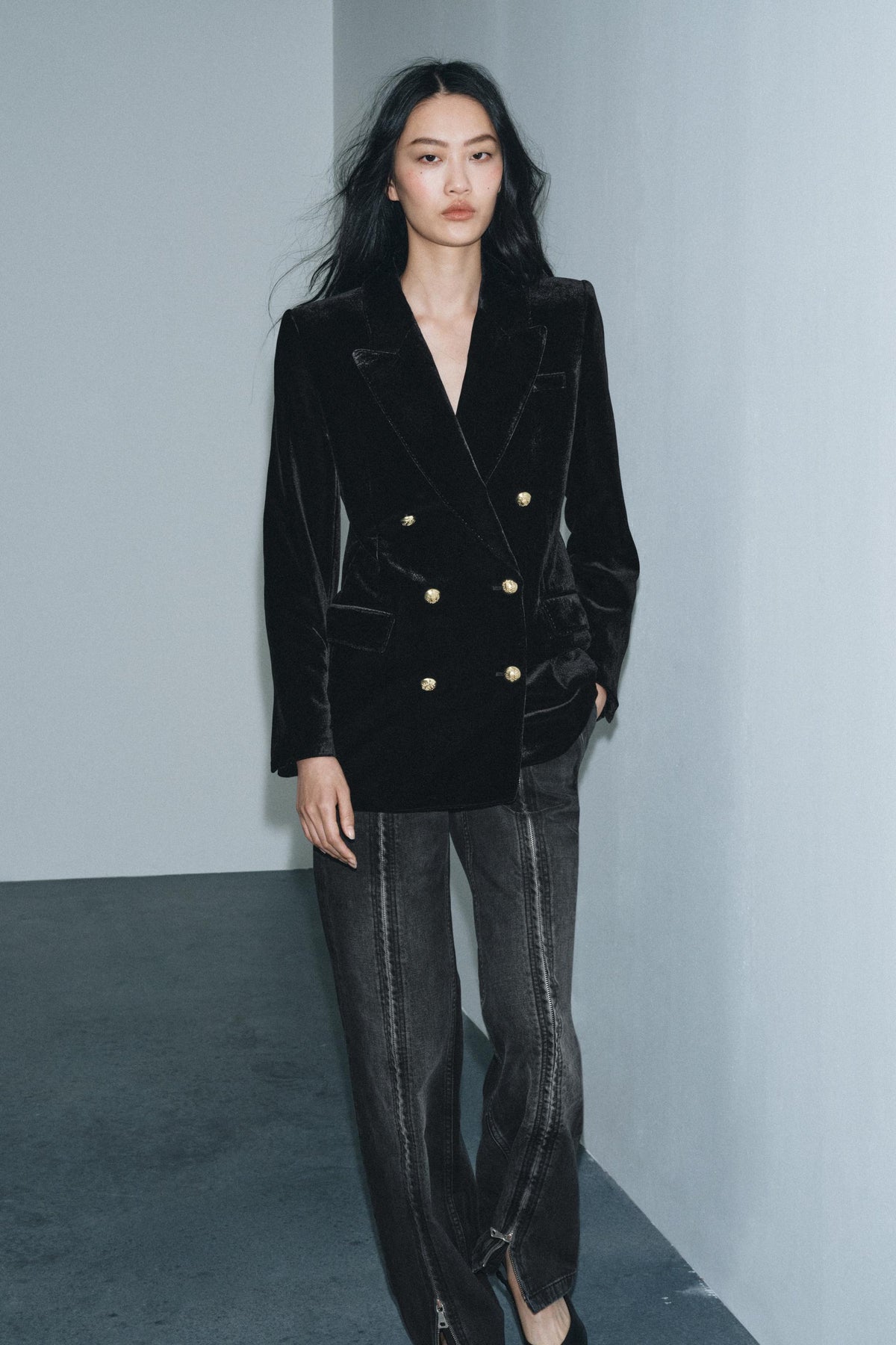 Wide-Leg Mid-Waist Jeans