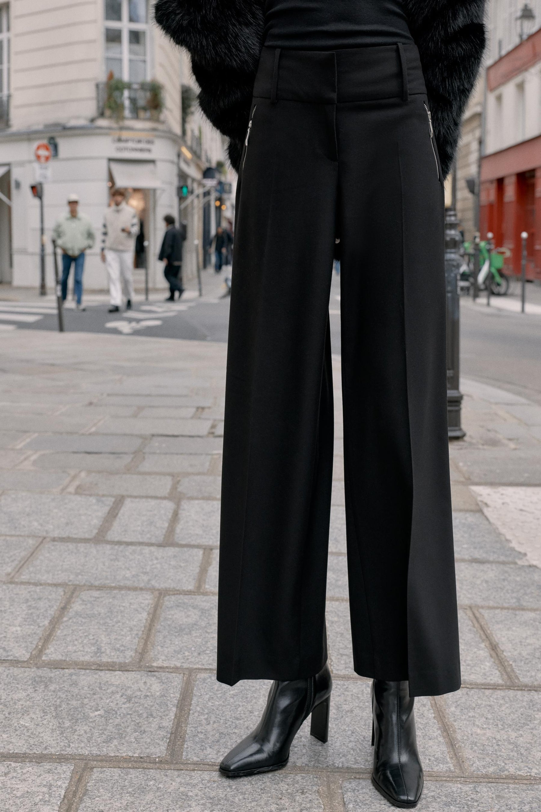 Trousers with zip pockets