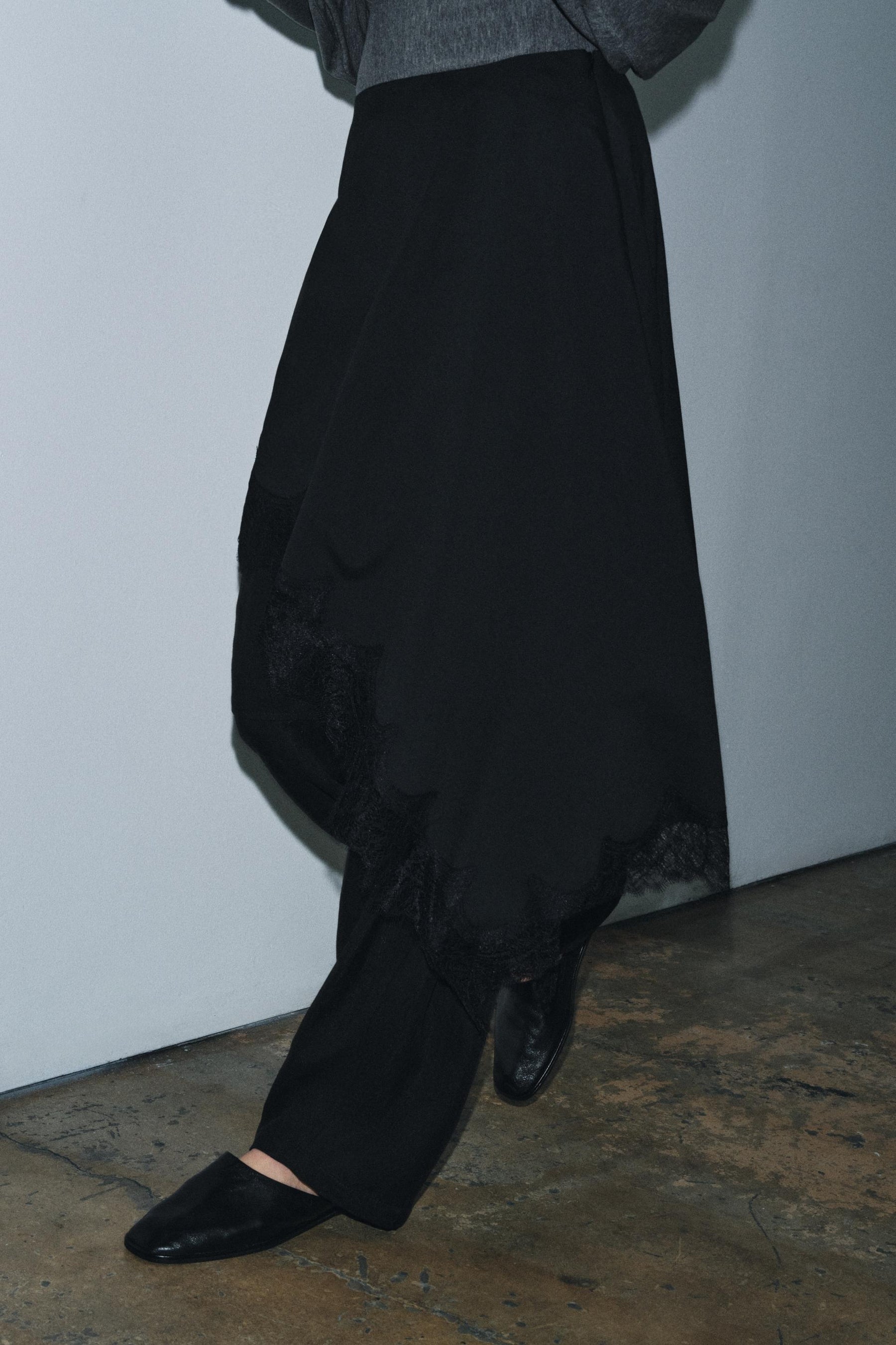 ASYMMETRIC LACE SKIRT