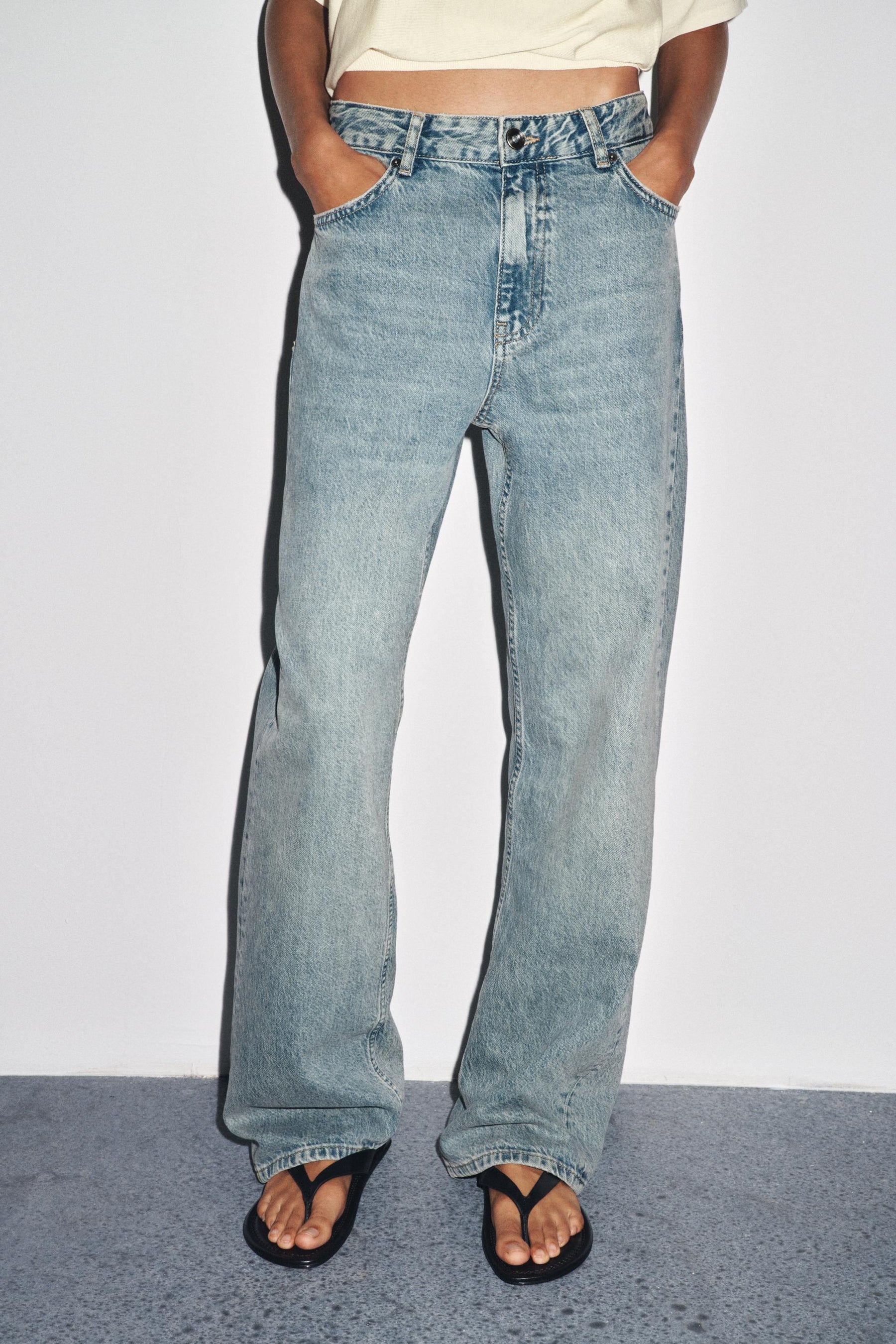 Relaxed Mid-Waist Jeans