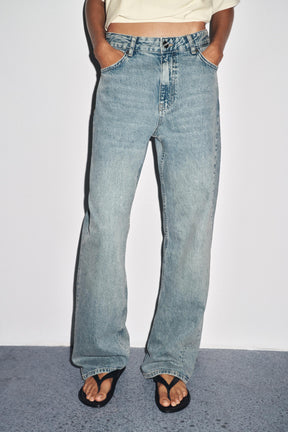 Relaxed Mid-Waist Jeans