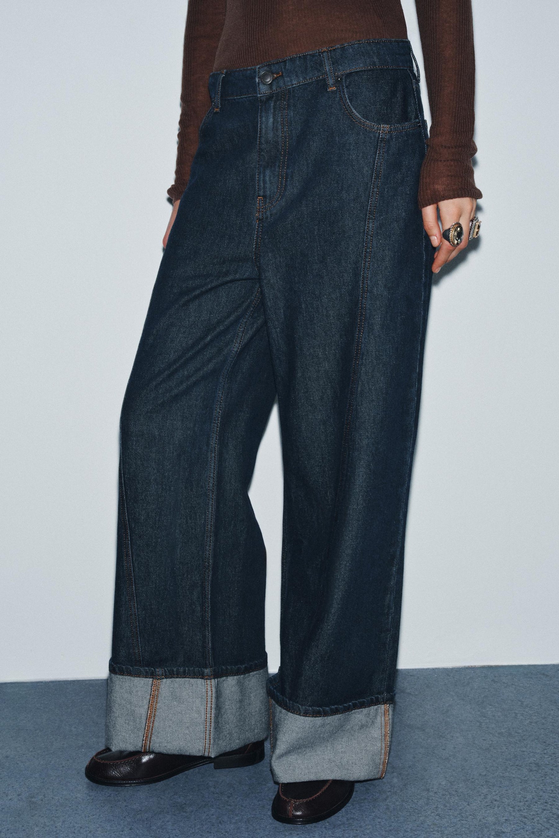Wide-leg mid-waist jeans