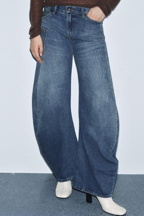Relaxed Low-Rise Jeans