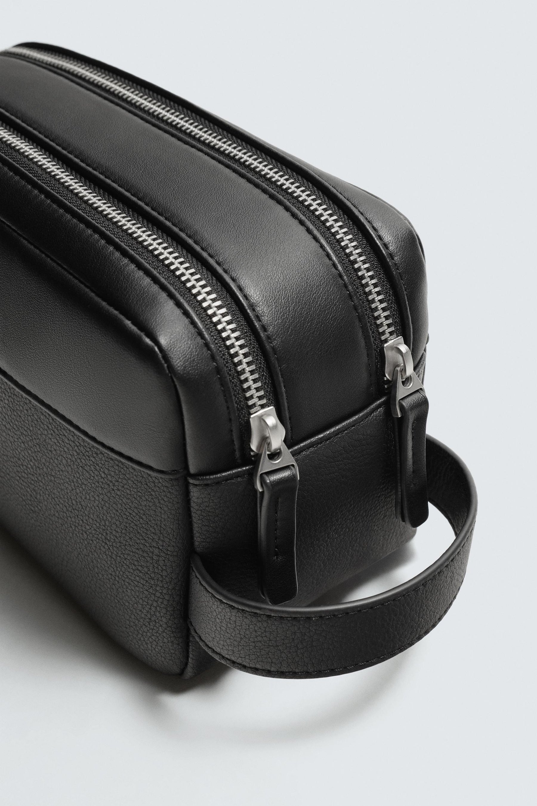 TEXTURED TOILETRY BAG