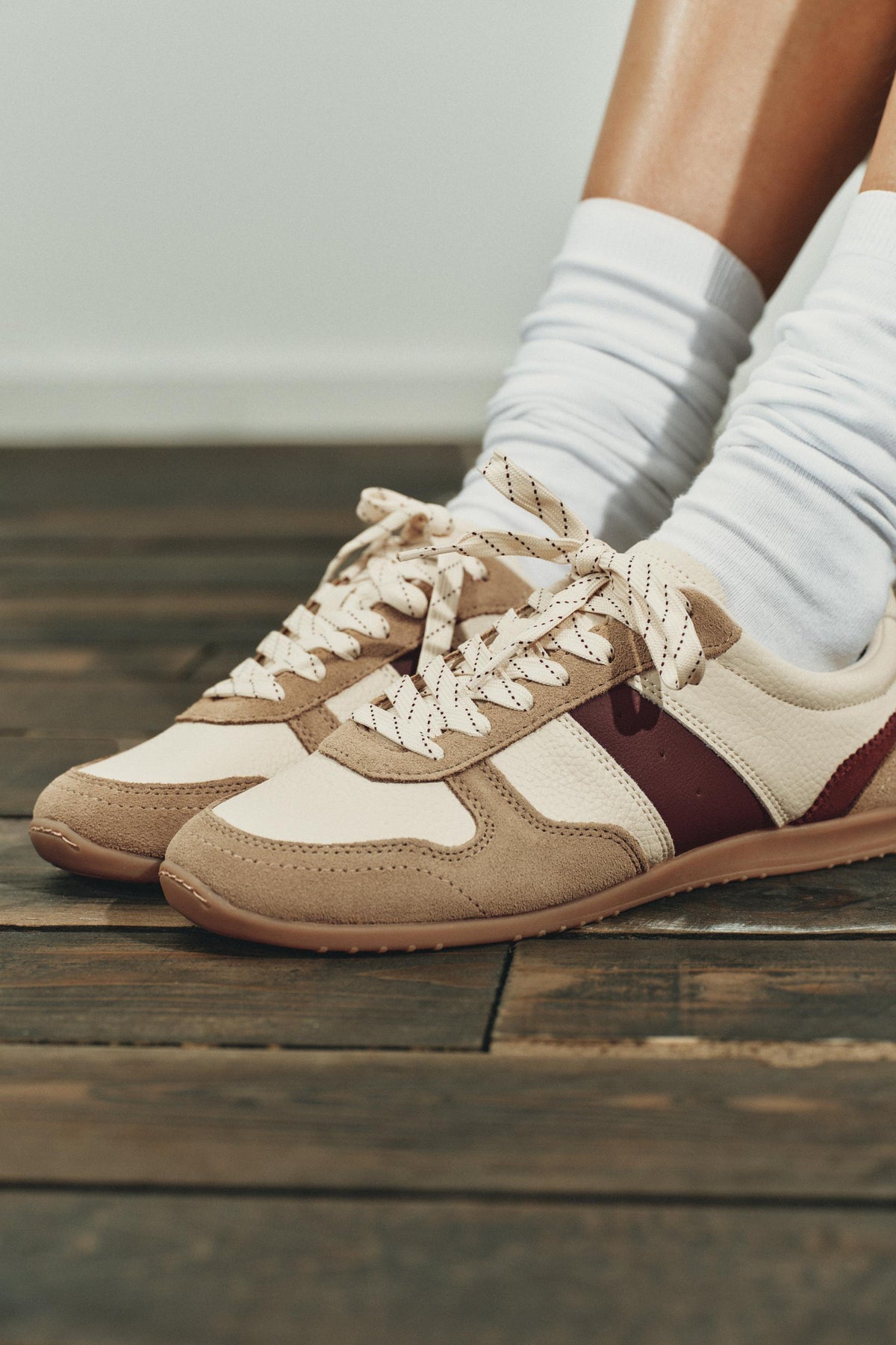 CONTRAST RUNNING SNEAKERS