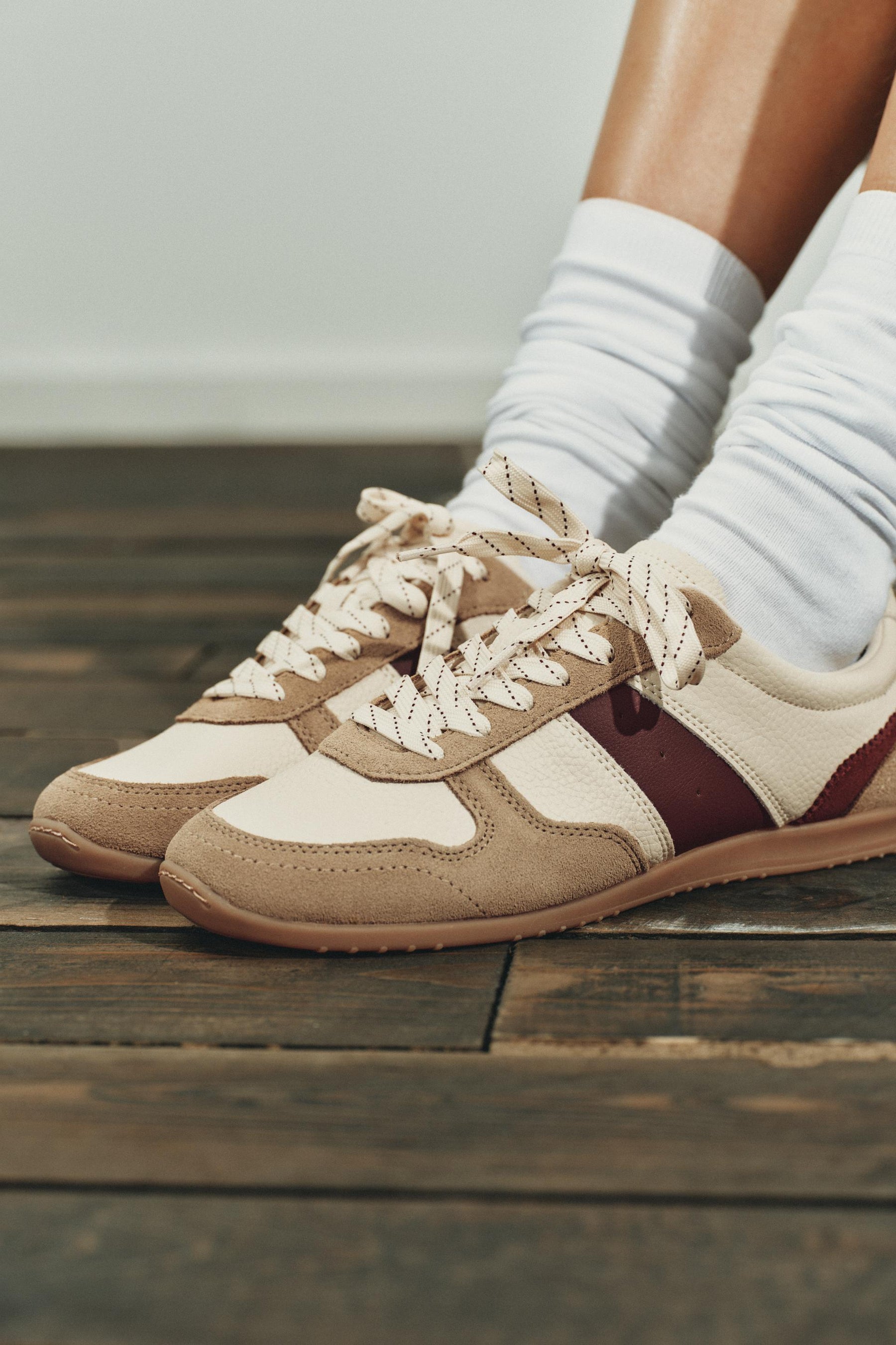 CONTRAST RUNNING SNEAKERS