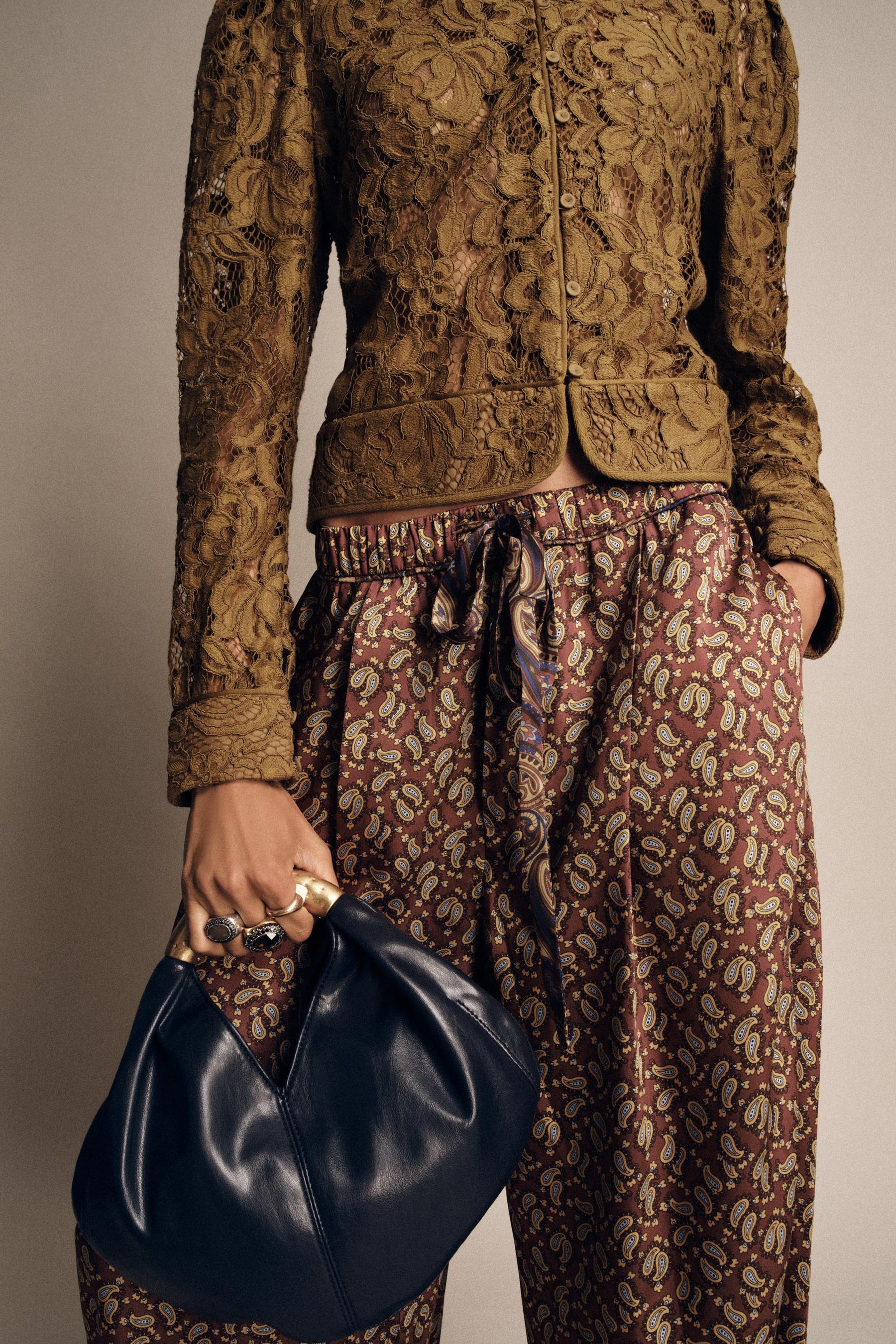 METAL HANDLE HANDBAG